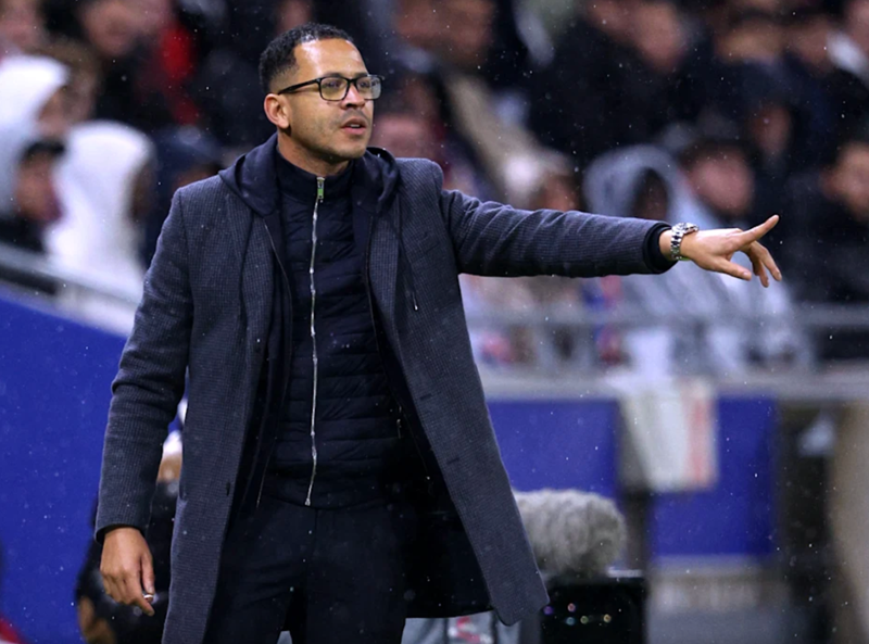 Chelsea gục ngã trước Arsenal vì bóng chết và kỷ luật lỏng lẻo