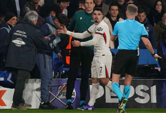 Pedro Neto lên tiếng xin lỗi sau sự cố với cậu bé nhặt bóng ở trận gặp PSG